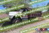 Vuelca camión de volteo en camino vecinal