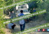 Camioneta pasajera se atora en camino vecinal