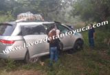Familia regia se sale de la carretera a punto de volcar