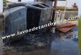 Vuelca y se incendia camioneta en paso desnivel