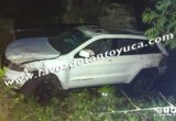 Cae camioneta de lujo al río