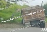 Camión de volteo por poco y vuelca tras reventarse una llanta