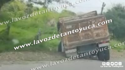 Camión de volteo por poco y vuelca tras reventarse una llanta