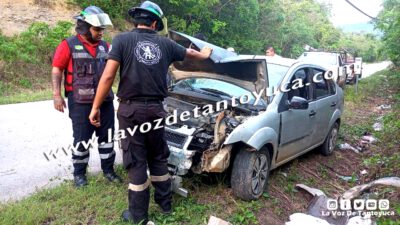 Director de Obras Públicas choca contra poste en Hidalgo