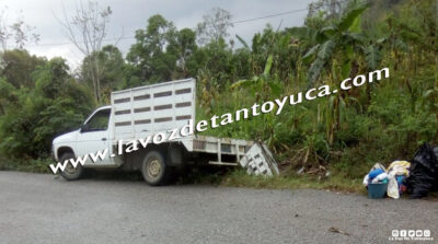 Choca vehículo contra un árbol; familia resulta lesionada