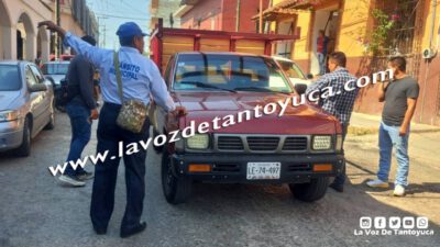 Camioneta bloquea céntrica calle tras presentar falla mecánica