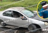 Pierde el control de su auto y choca contra una rampa