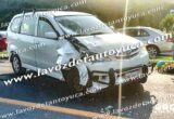 Camioneta y motocicleta chocan de frente