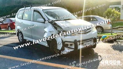 Camioneta y motocicleta chocan de frente