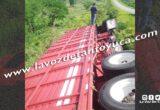 Vuelca tráiler cargado de trigo sobre la Alazán - Canoas