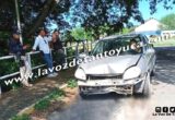 Dama provoca aparatoso choque; termina destrozando un poste