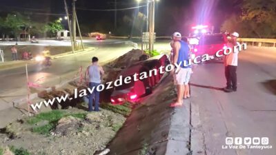 Cae automóvil que era jalado por otra unidad a una obra inconclusa