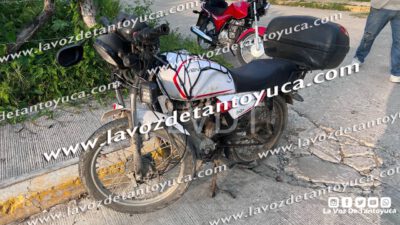 Moto termina destrozada en aparatoso choque
