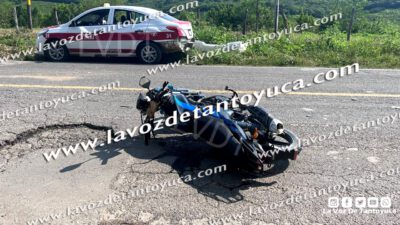 Taxista provoca accidente; estudiante del CBTis resultó lesionado