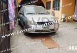 Mecánico es aplastado por un auto