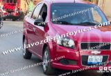 Taxi ocasiona daños a un vehículo sobre la Platón Sánchez