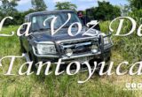Pierde el control de su camioneta y termina fuera de la cinta asfáltica