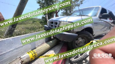 Camioneta destroza poste de Telmex