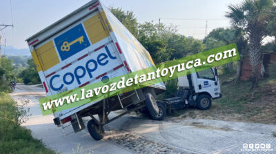 Camión de Coppel a punto estuvo de volcar en una pendiente