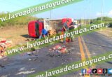 Vuelca camioneta cargada de refrescos en la Alazán - Canoas