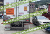 Tractocamión choca vehículo estacionado