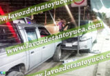 Auto se impacta contra señalamiento vial y un poste