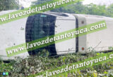 Camioneta del IMSS vuelca sobre la Alazán - Canoas