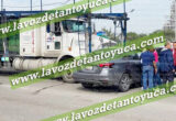 Camión nodriza impacta auto compacto; mujer se lleva el susto de su vida