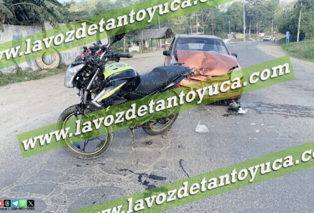 Motociclista choca de frente contra auto compacto sobre la municipalizada
