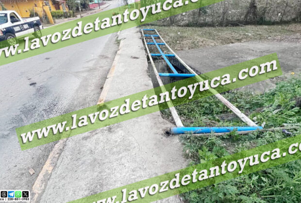 Camioneta derriba estructura metálica en la Colonia El Rastro