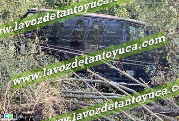 Camioneta del transporte mixto rural termina fuera de la carretera