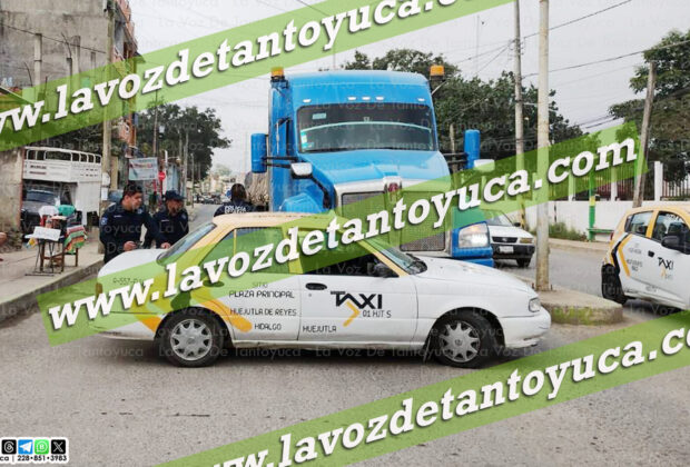 Taxi es embestido y arrastrado por un tráiler