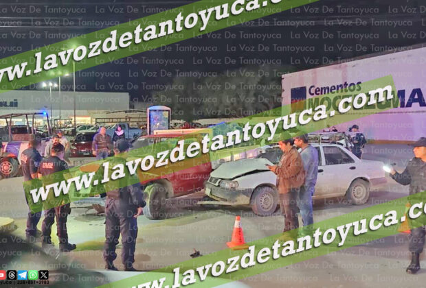 Tsuru y camioneta se impactan en el bulevar