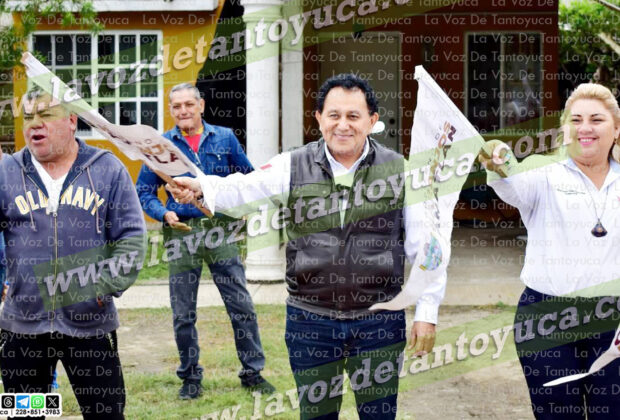 Da alcalde Pepe Banda banderazo de inicio de pavimentación de calle en la Colonia Bicentenario