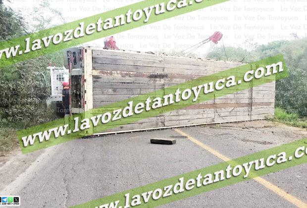 Remolque se desprende de tractocamión y vuelca