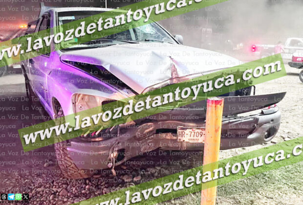 Abandona camioneta tras chocar contra un poste metálico