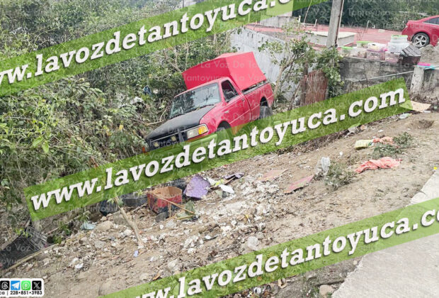 Camioneta termina en un predio tras presentar una falla mecánica