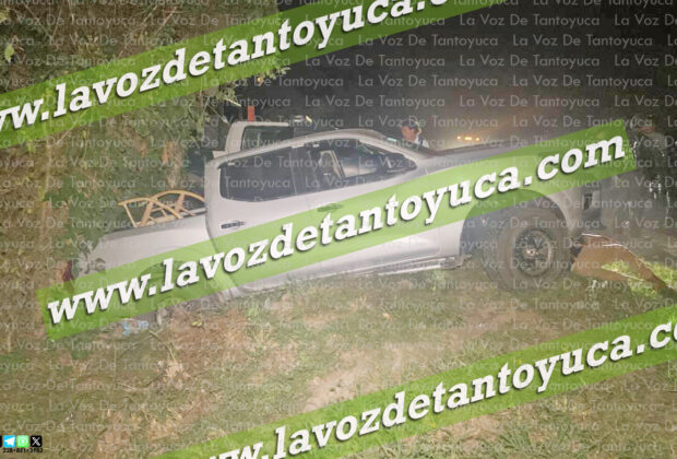 Pierde el control de su camioneta y termina fuera de la carretera