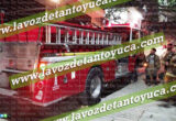 Bomberos combaten incendio en una vivienda