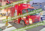 Camión de la Coca - Cola daña semáforos en la Zona Centro