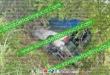 Camioneta termina fuera de la carretera; conductor ry acompañante resultaron ilesos