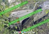 Bache provoca que conductor pierda el control y termine en el monte