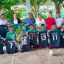 Reconocen y apoyan a campeones escolares de fútbol en Chontla