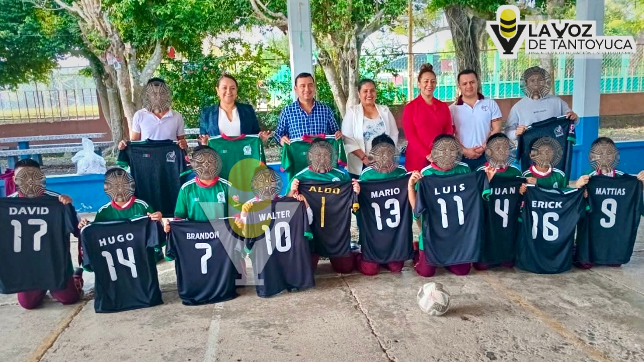 Reconocen y apoyan a campeones escolares de fútbol en Chontla