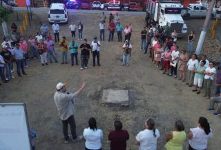Roberto San Román da banderazo al asfaltado de calles en Villas Tantoyuca