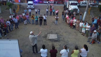Roberto San Román da banderazo al asfaltado de calles en Villas Tantoyuca