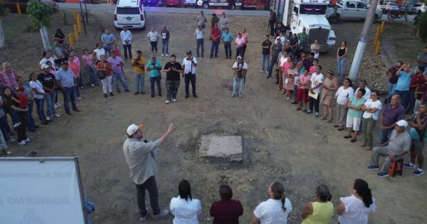 Roberto San Román da banderazo al asfaltado de calles en Villas Tantoyuca