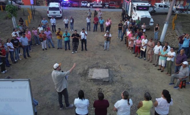 Clic en la imagen para ampliarla. Roberto San Román da banderazo al asfaltado de calles en Villas Tantoyuca