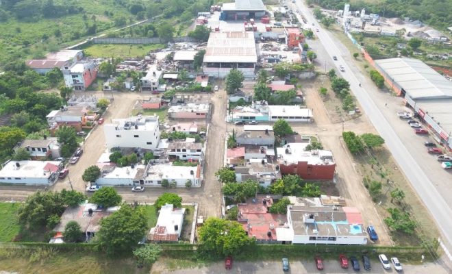Clic en la imagen para ampliarla. Roberto San Román da banderazo al asfaltado de calles en Villas Tantoyuca