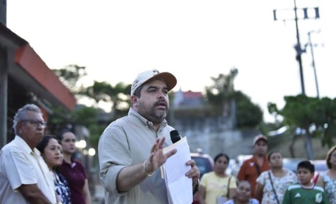 Clic en la imagen para ampliarla. Roberto San Román da banderazo al asfaltado de calles en Villas Tantoyuca